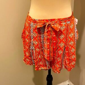 Sadie & Sage Vibrant Orange Patterned Pleated Pull-on Shorts, size M